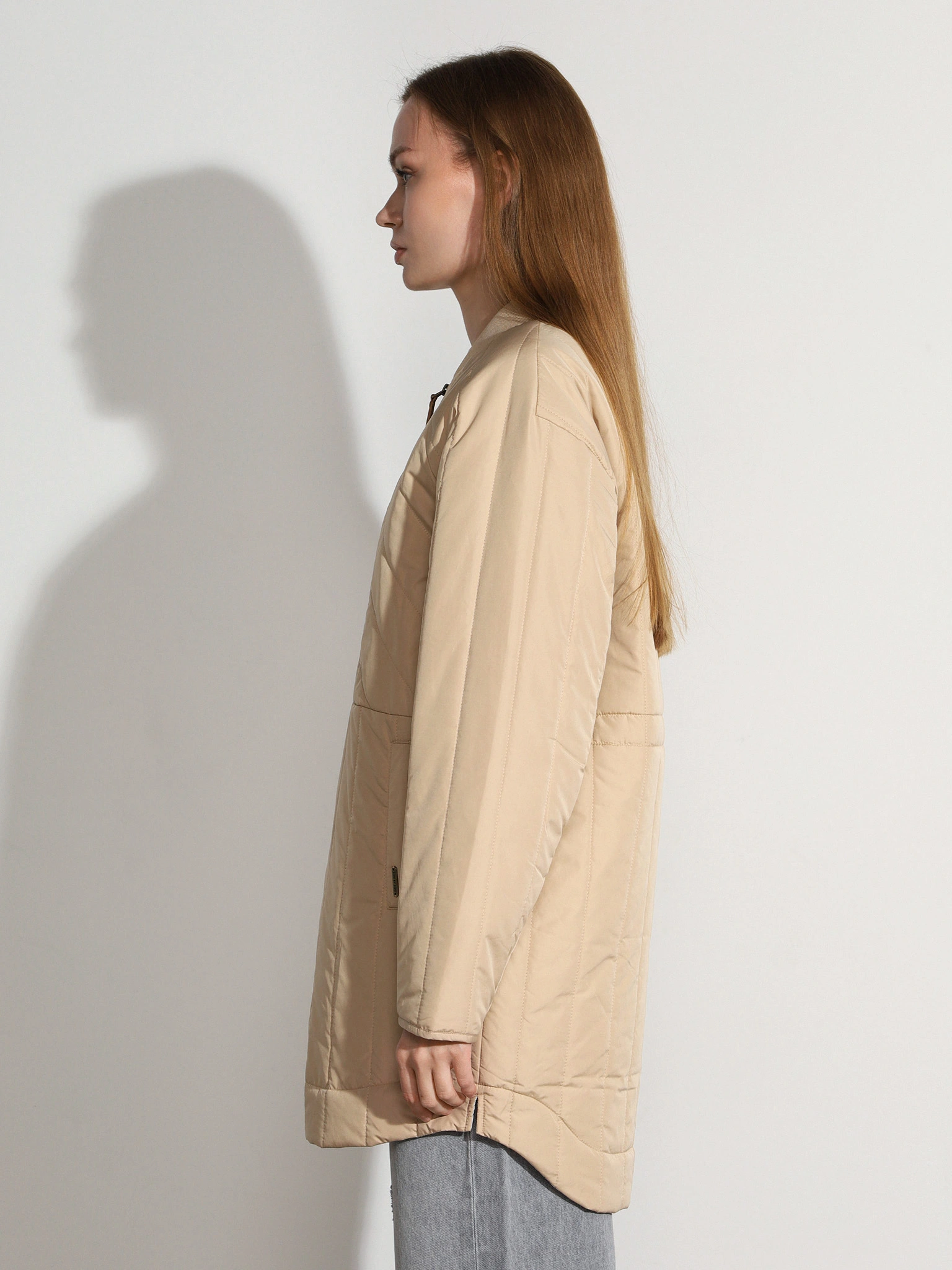 Пальто бежевого цвета прямого кроя